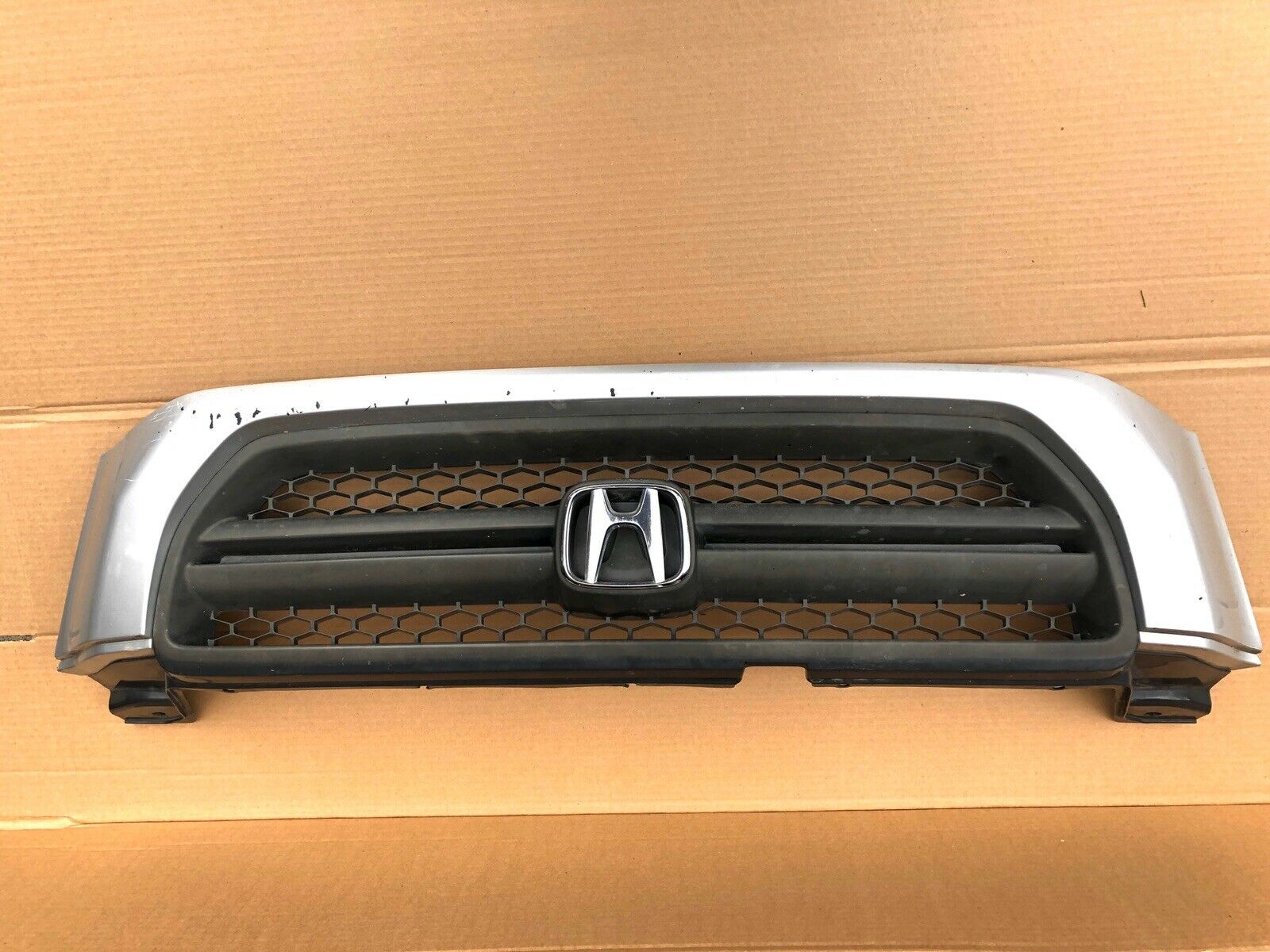 2003-05 HONDA PILOT EX-L FRONT GRILLE “all colors available” OEM 75101-S9V-A000